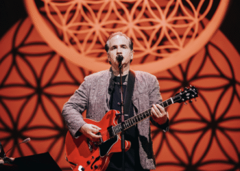 Ricardo Bacelar ao Vivo no Cineteatro São Luiz chega às plataformas nesta sexta-feira, dia 30 de maio