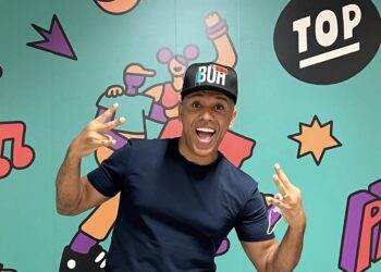 Vídeo de dançarino fantasiado de morango do amor ao som do funk “O Tamborzão Tá Rolando” viraliza nas redes sociais