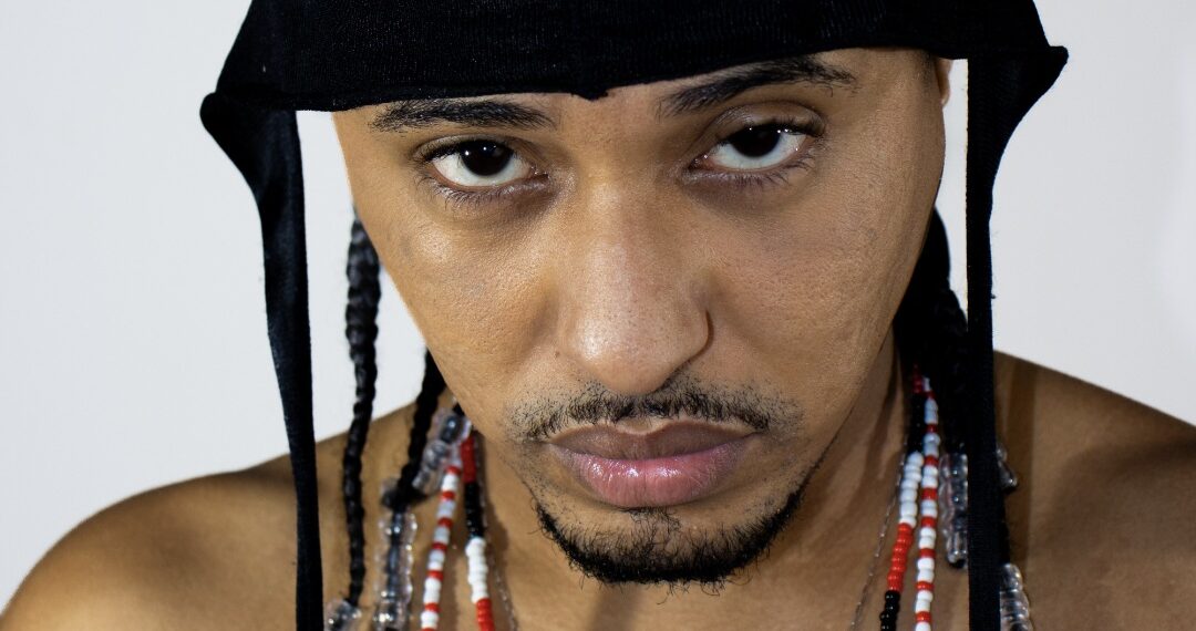 “A Odisseia do Neguinho Violento e Vingativo”: D$ Luqi transforma vivência periférica em manifesto sonoro