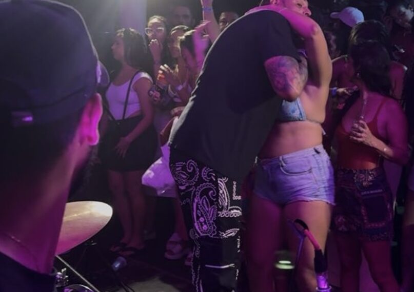 Fã agarra cantor Cacau Júnior no palco e cantor quase perde o ar