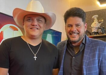 A dupla lançou uma releitura da música mais tocada no Brasil em 2000