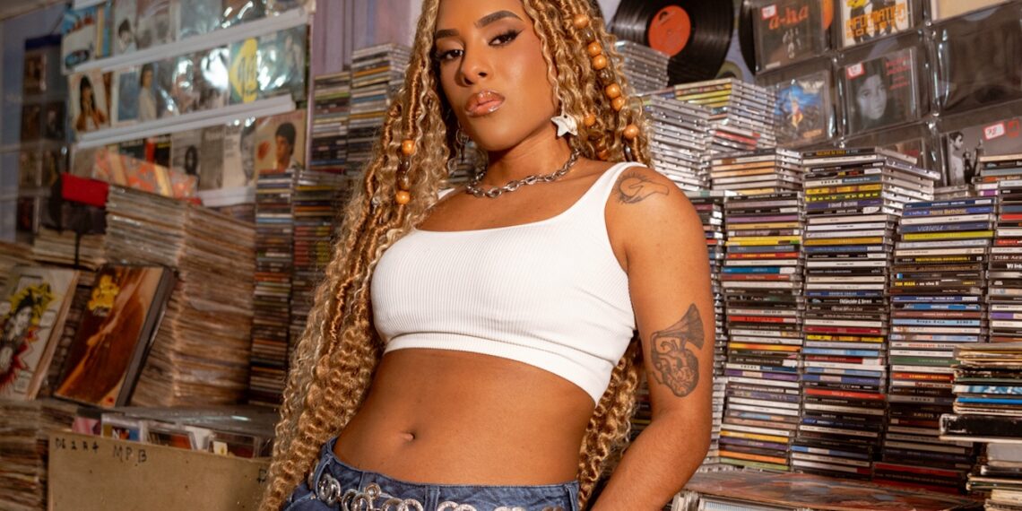 Bela Maria lança “Tudo Que Eu Sinto Faz Barulho” com homenagem à Alcione