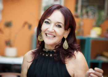 Regina Dias lança ReVistos, álbum que revisita clássicos da MPB sob nova perspectiva