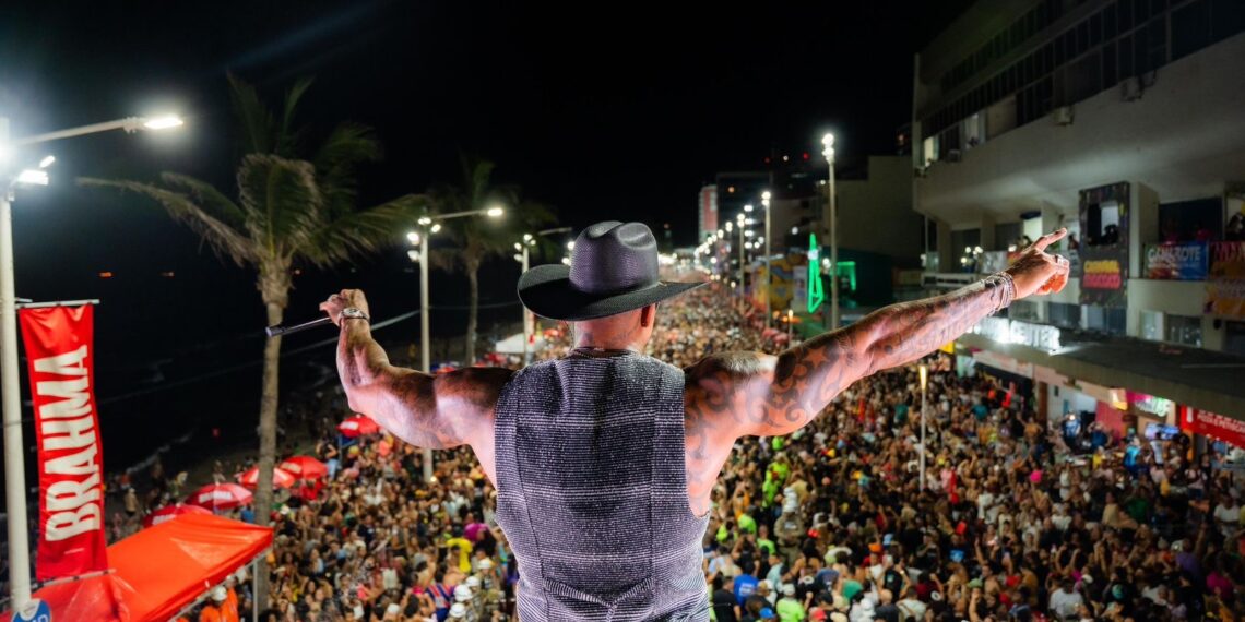 Léo Santana arrasta multidão na abertura oficial do seu Carnaval no Pipoco