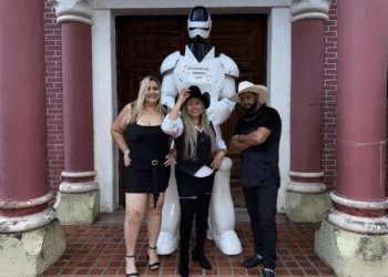 Glaucia Mel transforma desabafo sobre relações tóxicas no novo single “Eu Quero Um Namorado Robô” 