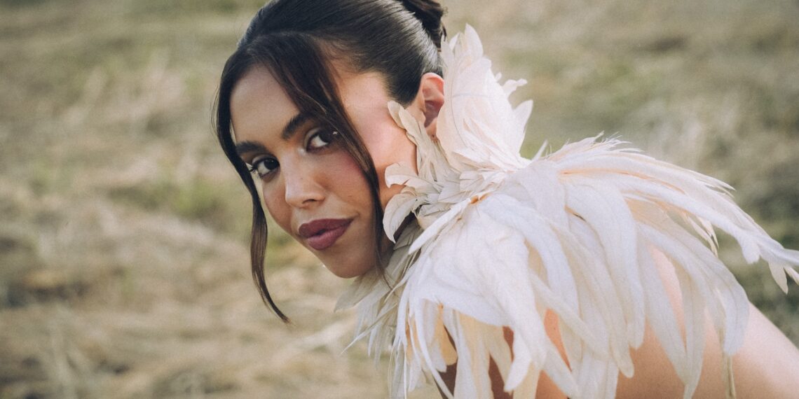 Dora Sanches transforma o “ghosting” em composição: ouça o novo single “Passarinho”