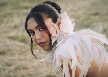 Dora Sanches transforma o “ghosting” em composição: ouça o novo single “Passarinho”