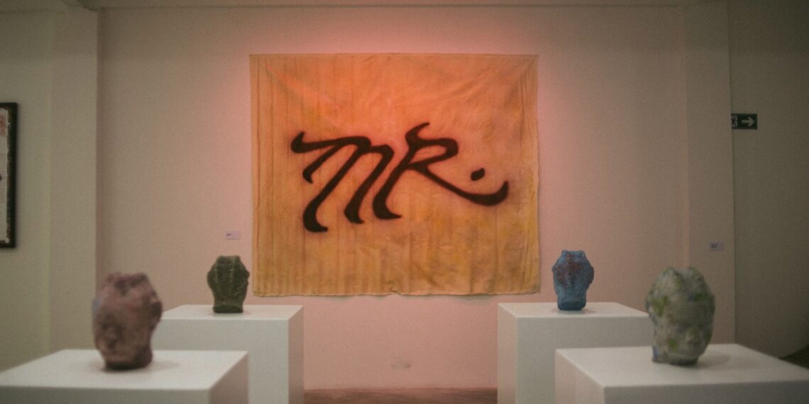 Exposição gratuita em São Paulo transforma álbum de trap em experiência imersiva com esculturas, instalações e documentário