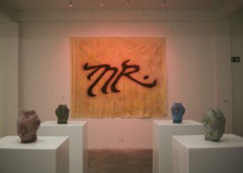 Exposição gratuita em São Paulo transforma álbum de trap em experiência imersiva com esculturas, instalações e documentário