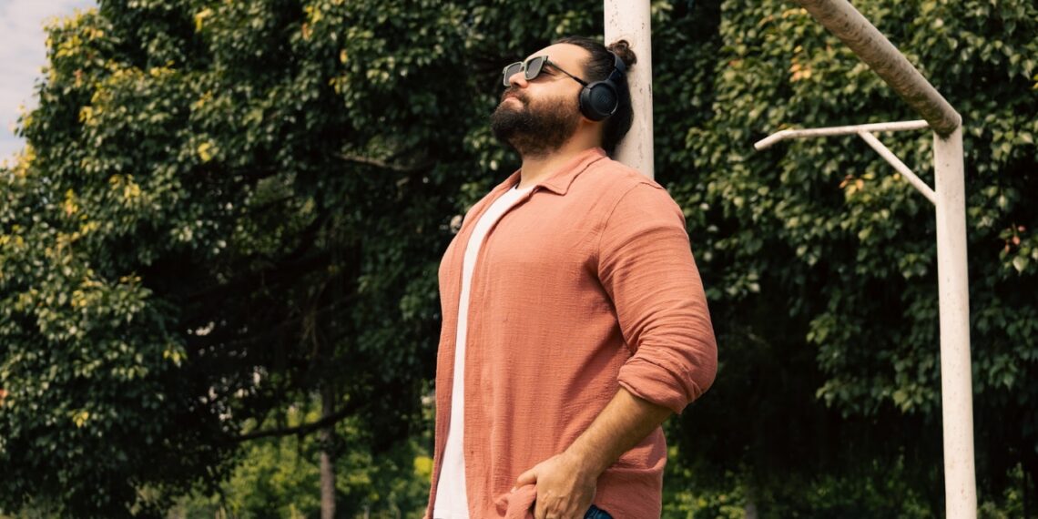 Lucas Felix lança ‘Todas as Canções’, álbum guiado pelo amor e pela força da música como conexão