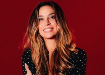 Thais Piza abandona filtros emocionais e aposta na sinceridade no EP “eu tô me achando cafona” 