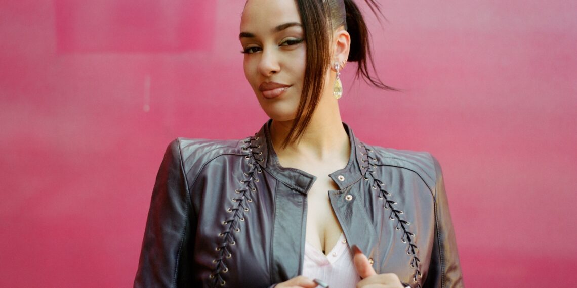 Jorja Smith iniciou novo capítulo da carreira com “What’s Done Is Done” e aquece expectativa para shows no Brasil em 2026