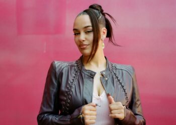 Jorja Smith iniciou novo capítulo da carreira com “What’s Done Is Done” e aquece expectativa para shows no Brasil em 2026