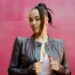 Jorja Smith iniciou novo capítulo da carreira com “What’s Done Is Done” e aquece expectativa para shows no Brasil em 2026