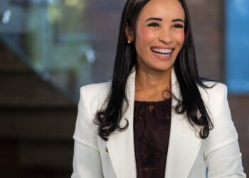 Aline Santos foca em eficiência e alta performance de longo prazo para atuar com responsabilidade no mercado imobiliário de alto padrão.
