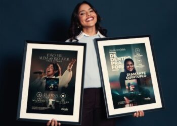 Julia Vitória recebe discos de Platina e Diamante Quíntuplo em homenagem surpresa