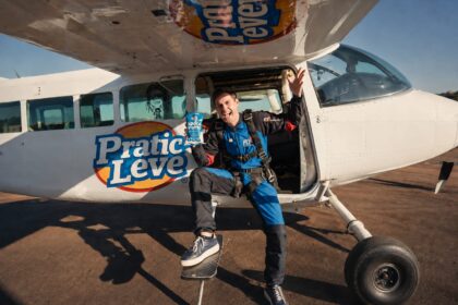 Rezende leva publicidade a outro nível em ação da Pratic Leve nos céus