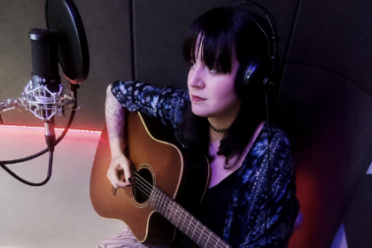 Linda Ramalho estreia “Doce Vampiro”, de Rita Lee, em versão acústica
