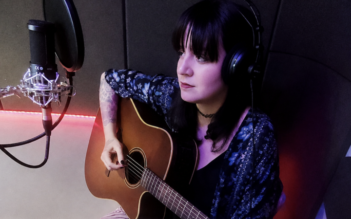 Linda Ramalho estreia “Doce Vampiro”, de Rita Lee, em versão acústica