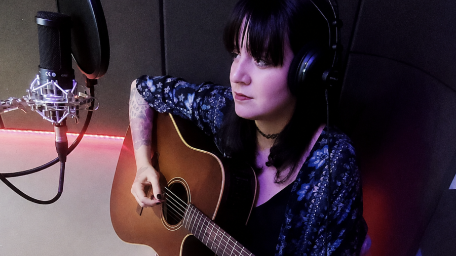 Linda Ramalho estreia “Doce Vampiro”, de Rita Lee, em versão acústica