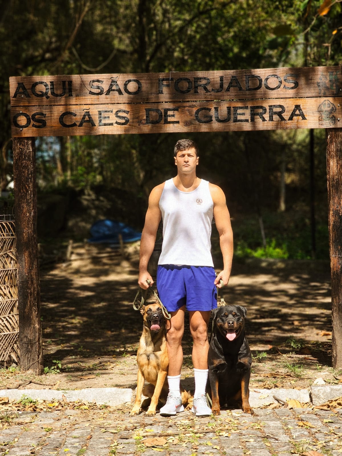 Soldado Fuzileiro Naval Lucas Oliveira Pereira conquistou a certificação internacional BH para o Cão de Guerra Quill.