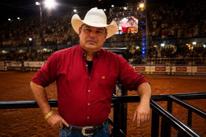 James Bonanza consolida legado como um dos grandes nomes da locução de rodeios