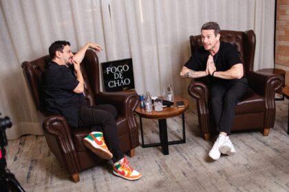 Fogo de Chão inova na estratégia de marketing ao apostar em podcasts no Brasil