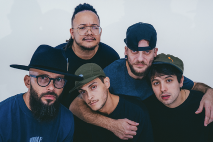 Os Colombinos transformam roda de violão em “Avião”, single produzido por Los Brasileros
