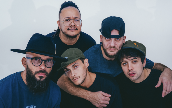 Os Colombinos transformam roda de violão em “Avião”, single produzido por Los Brasileros