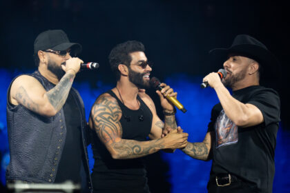Gusttavo Lima anuncia parceria com Diego & Victor Hugo durante show no Camaru, em Uberlândia