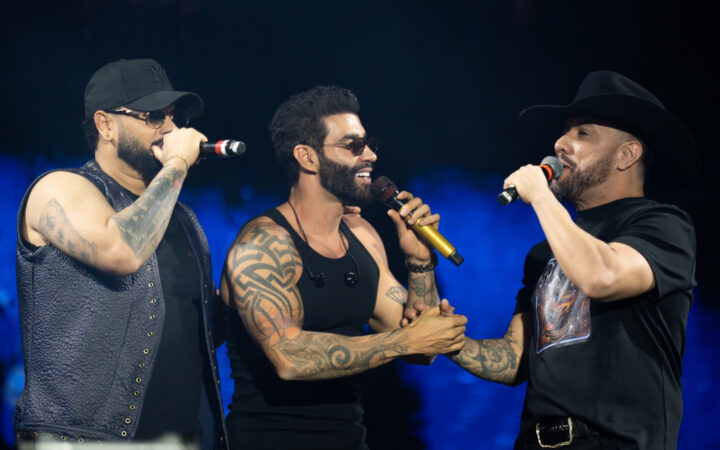 Gusttavo Lima anuncia parceria com Diego & Victor Hugo durante show no Camaru, em Uberlândia