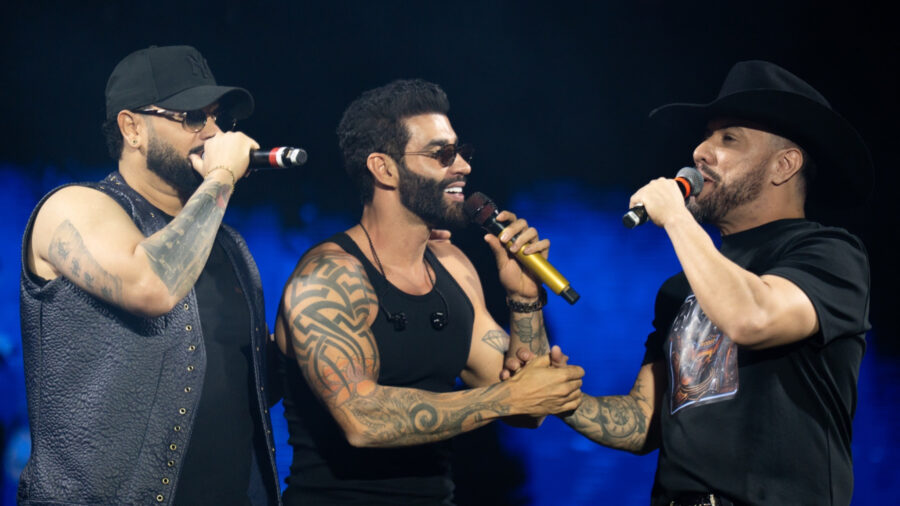 Gusttavo Lima anuncia parceria com Diego & Victor Hugo durante show no Camaru, em Uberlândia