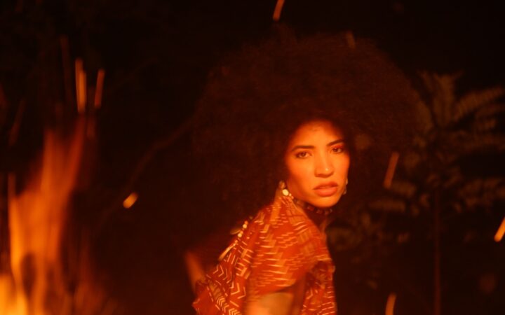 Alhocca resgata raízes afro-brasileiras e celebra a força feminina no álbum visual “Rainha”
