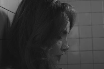 Um desabafo de cinco minutos que virou a canção mais visceral da carreira de Nathalia Bacci, “Cartas”
