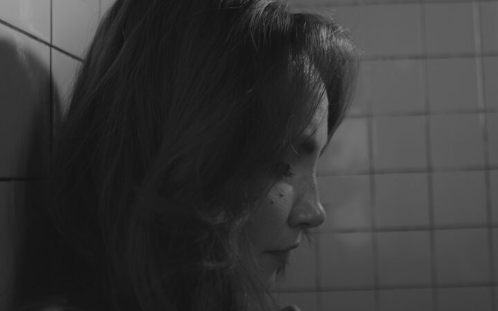 Um desabafo de cinco minutos que virou a canção mais visceral da carreira de Nathalia Bacci, “Cartas”