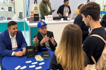 Bibiano Costa lança método inédito para estudar números primos na Bienal de SP