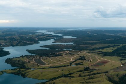 O canteiro como argumento: por que a Fazenda do Lago mostra a obra antes de mostrar a planta