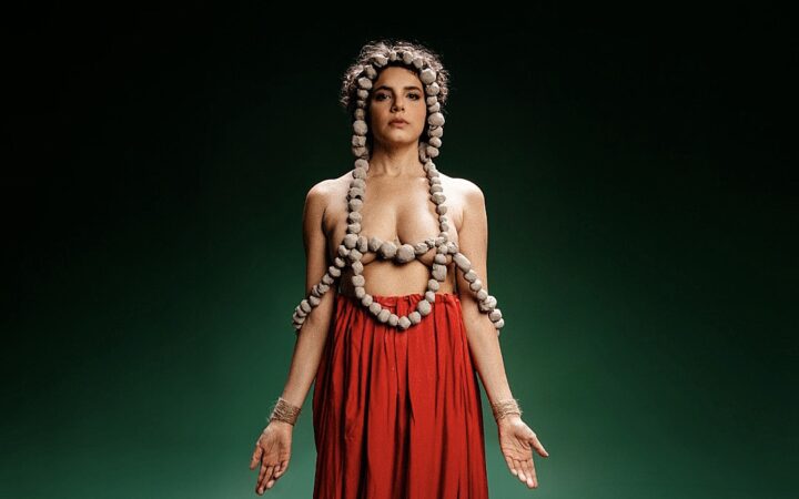Belá Bacelar retoma carreira musical com lançamento de “Dona de Todo Tempo”