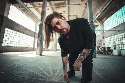 KRAD aborda a busca por uma felicidade ilusória em “Fake Happiness”
