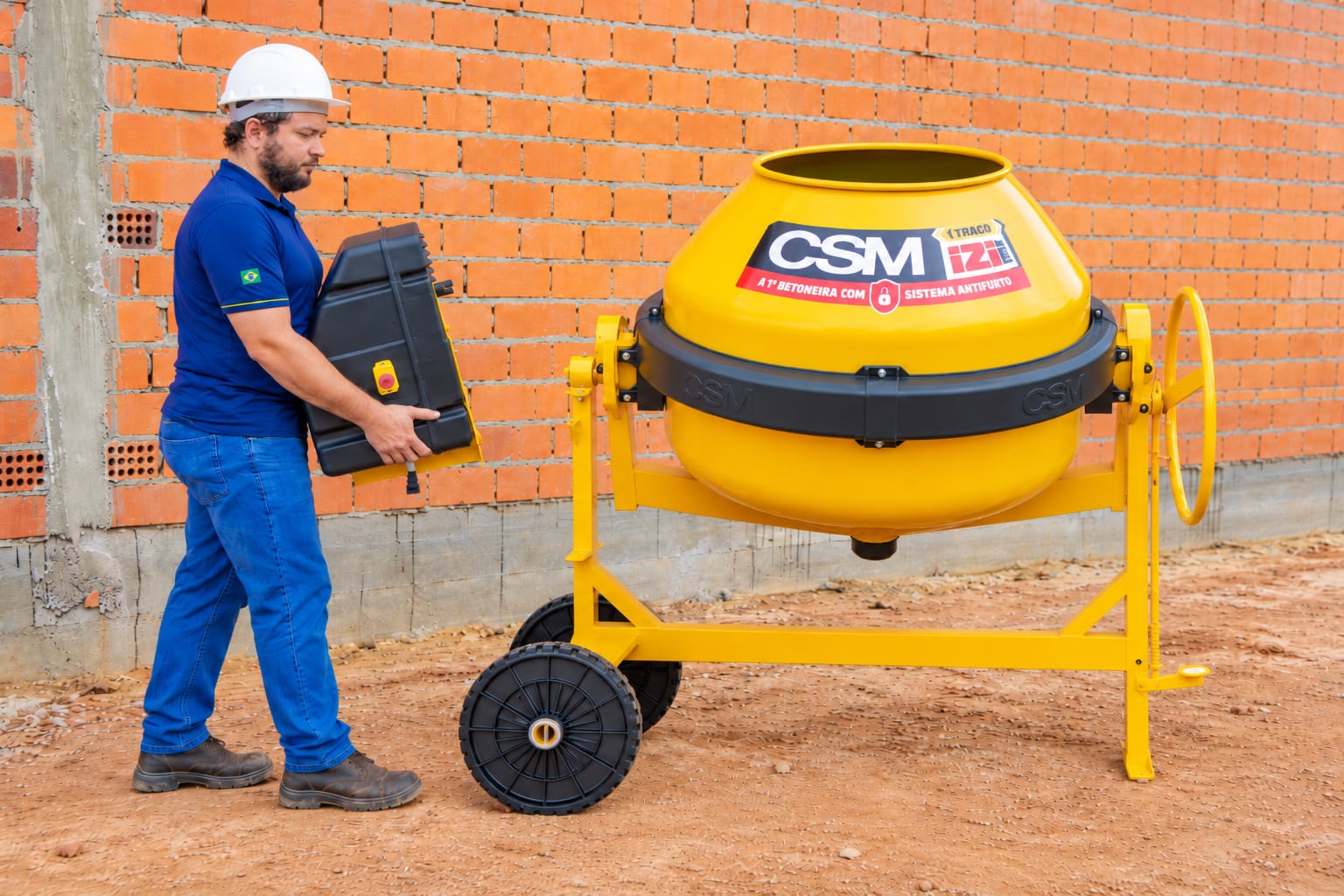 Pedreiro encaixa motor na betoneira IZI Max CSM.