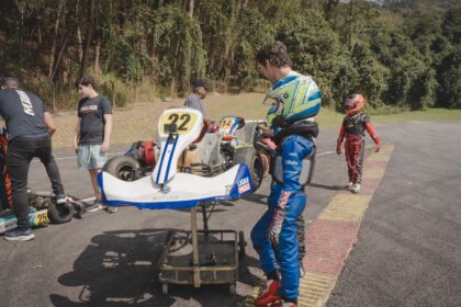 Daniel Lancaster acompanha estreia do filho João no kart aos 7 anos SP