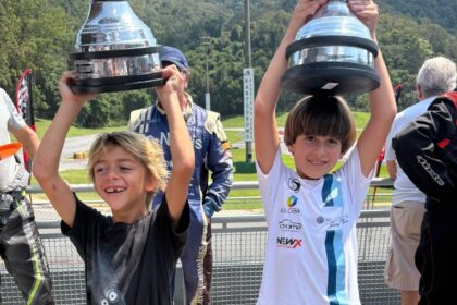 Daniel Lancaster acompanha estreia do filho no kart e celebra 1º pódio